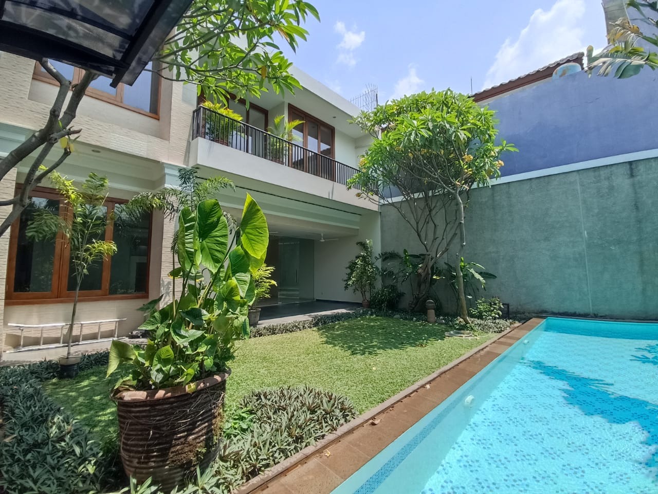 Disewakan Rumah Mewah di Cilandak Jakarta Selatan With Private Pool Dekat ke MRT