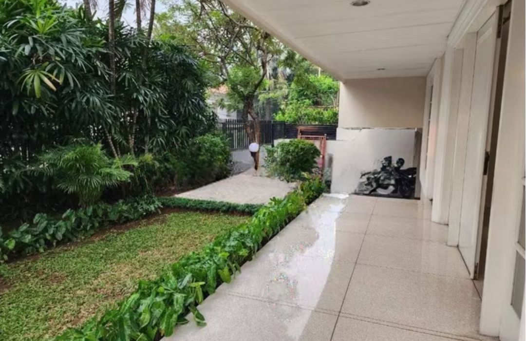 Disewakan rumah 5 BR di Kebayoran Baru