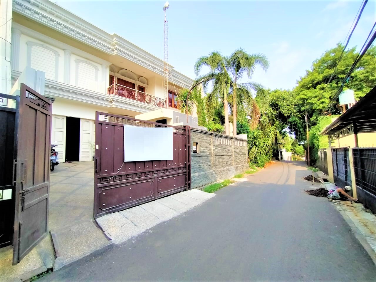 Rumah Mewah Konsep Klasik di Pinggir Jalan Dekat ke Pejaten Village Nego Sampai Deal