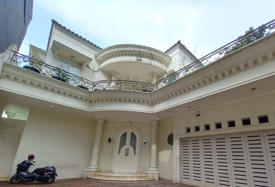 Disewakan rumah mewah 2 lantai di Kemang