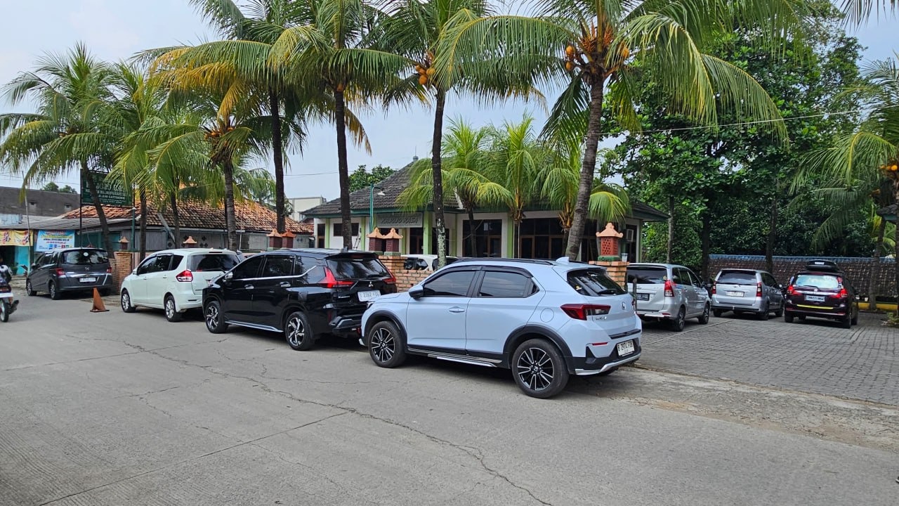 JUAL RUMAH MAKAN AKTIF SUDAH PUNYA PELANGGAN TETAP DI CIKARANG