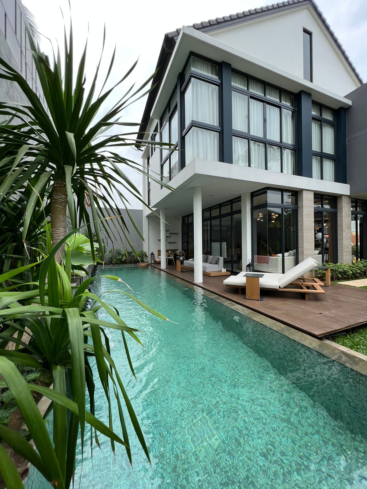 Dijual Rumah Mewah Konsep Minimalis di Lippo Karawaci