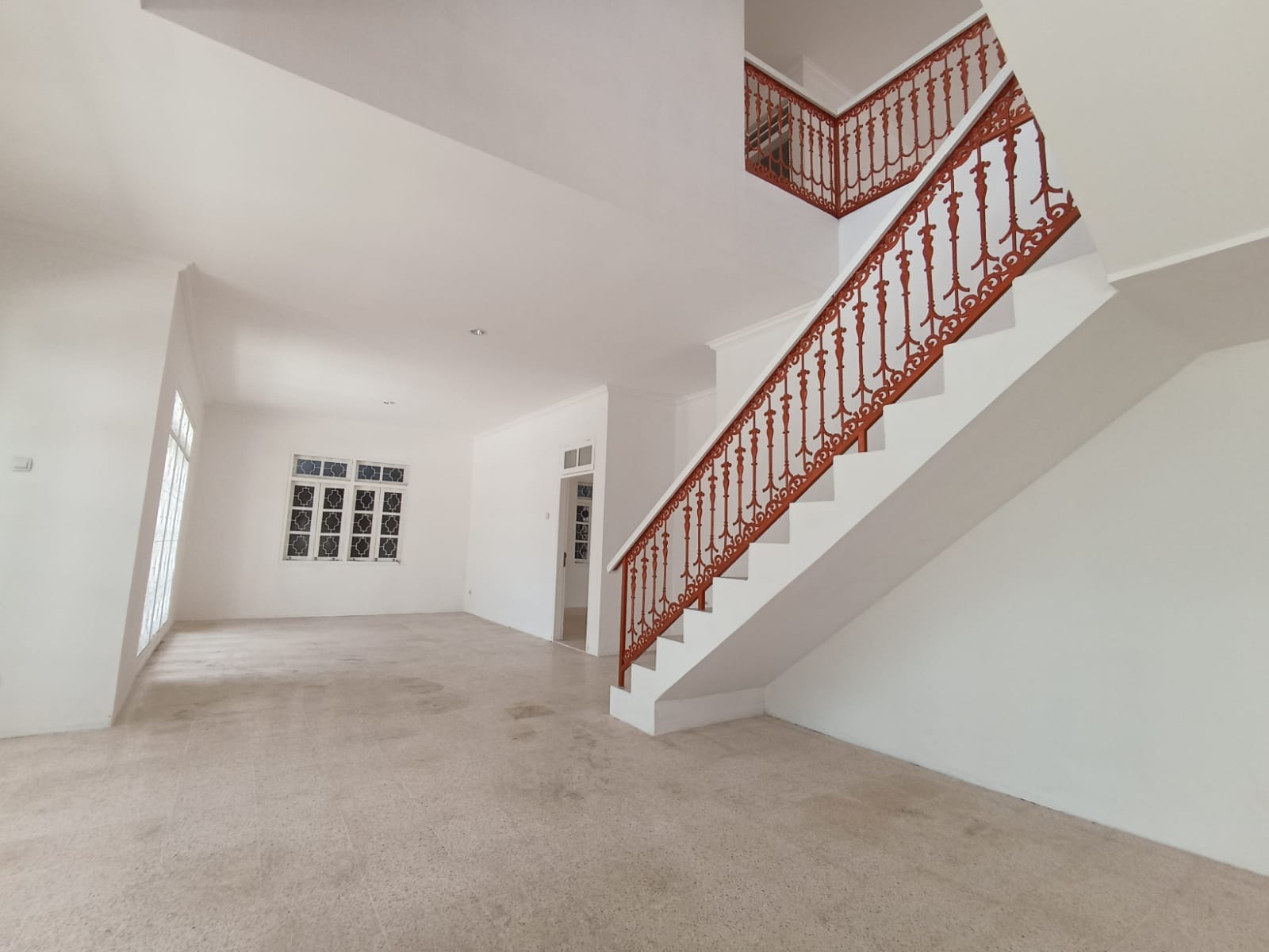 Disewkan Rumah Pinggir Jalan di Kalibata Jakarta Selatan