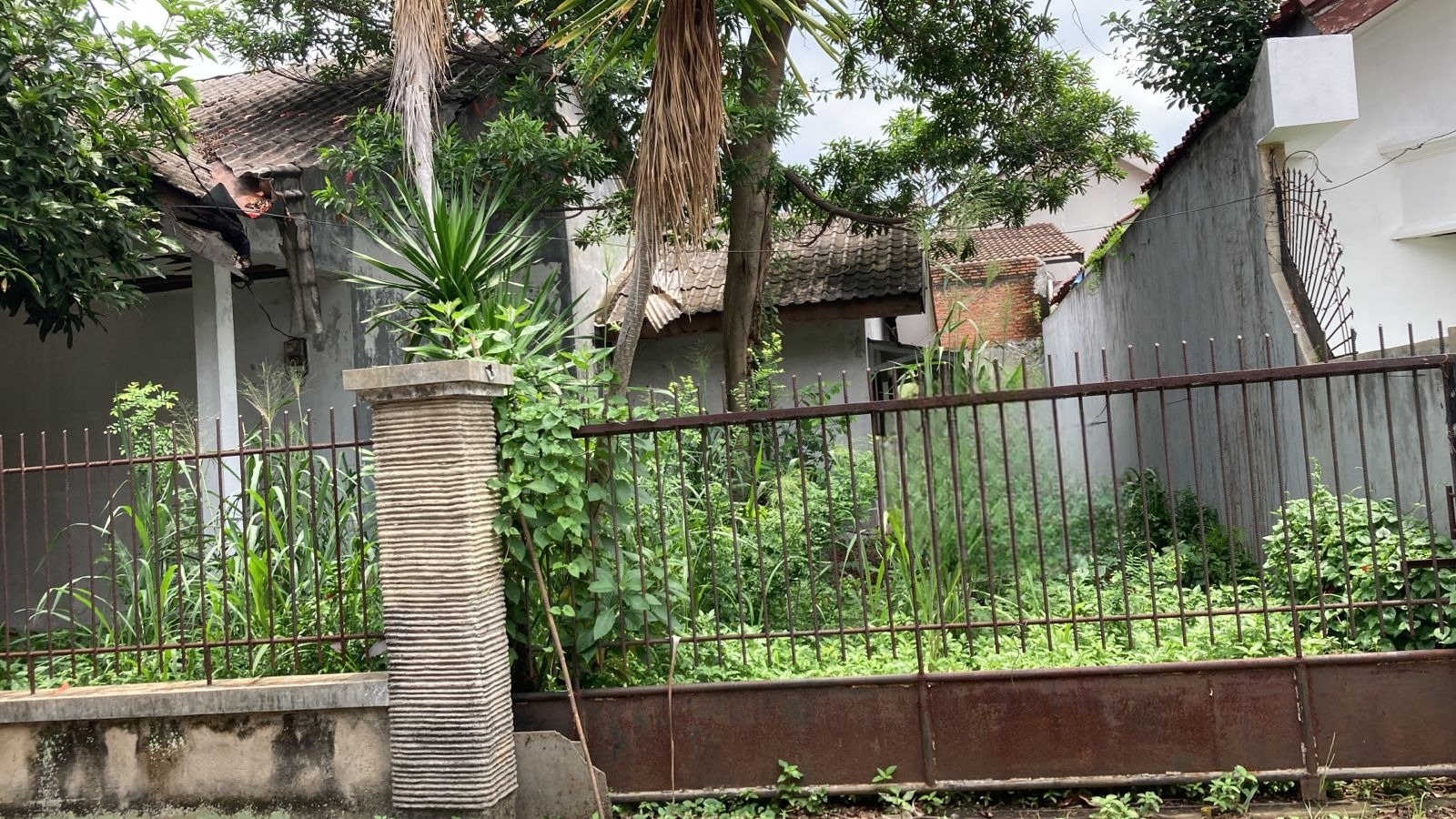 Dijual Rumah Tua Hitung Tanah di Petukangan Jakarta Selatan