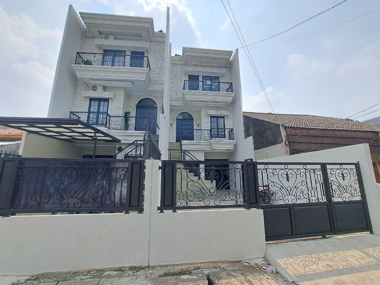 DIJUAL RUMAH 3 LANTAI LOKASI SANGAT STRATEGIS DI PEJATEN PASAR MINGGU