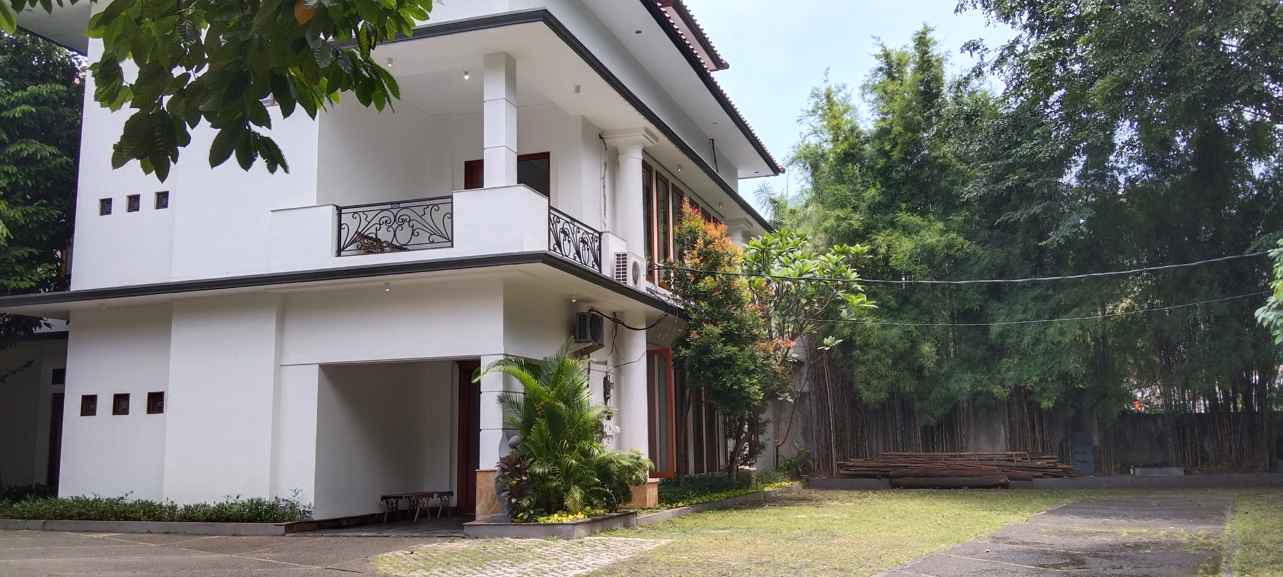 Disewakan Rumah Siap Huni Konsep Klasik di Kebayoran Baru Jakarta Selatan