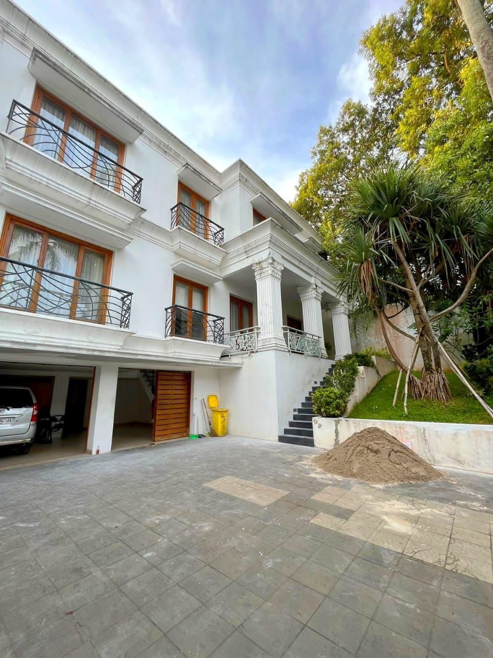 Disewakan Rumah Kemang Tipe 5 Kamar Jakarta Selatan