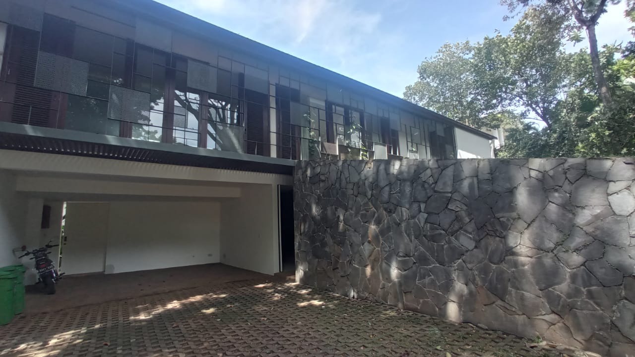 Disewakan Rumah Compound Type Tropical di Pejaten Jakarta Selatan