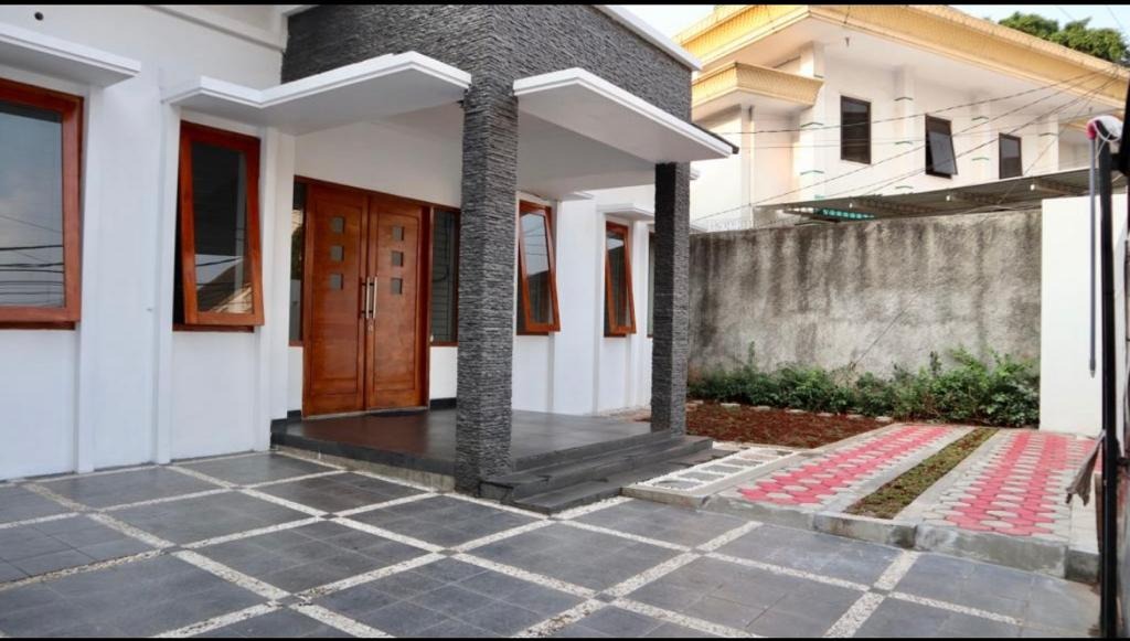 Disewakan Rumah Pinggir Jalan di Mampang Cocok Untuk Usaha atau Kantor
