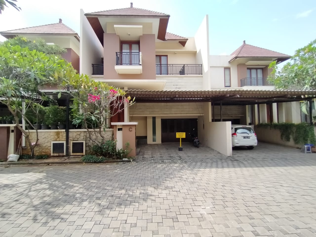 Disewakan Rumah Town House Minimalis di Pejaten Private Pool