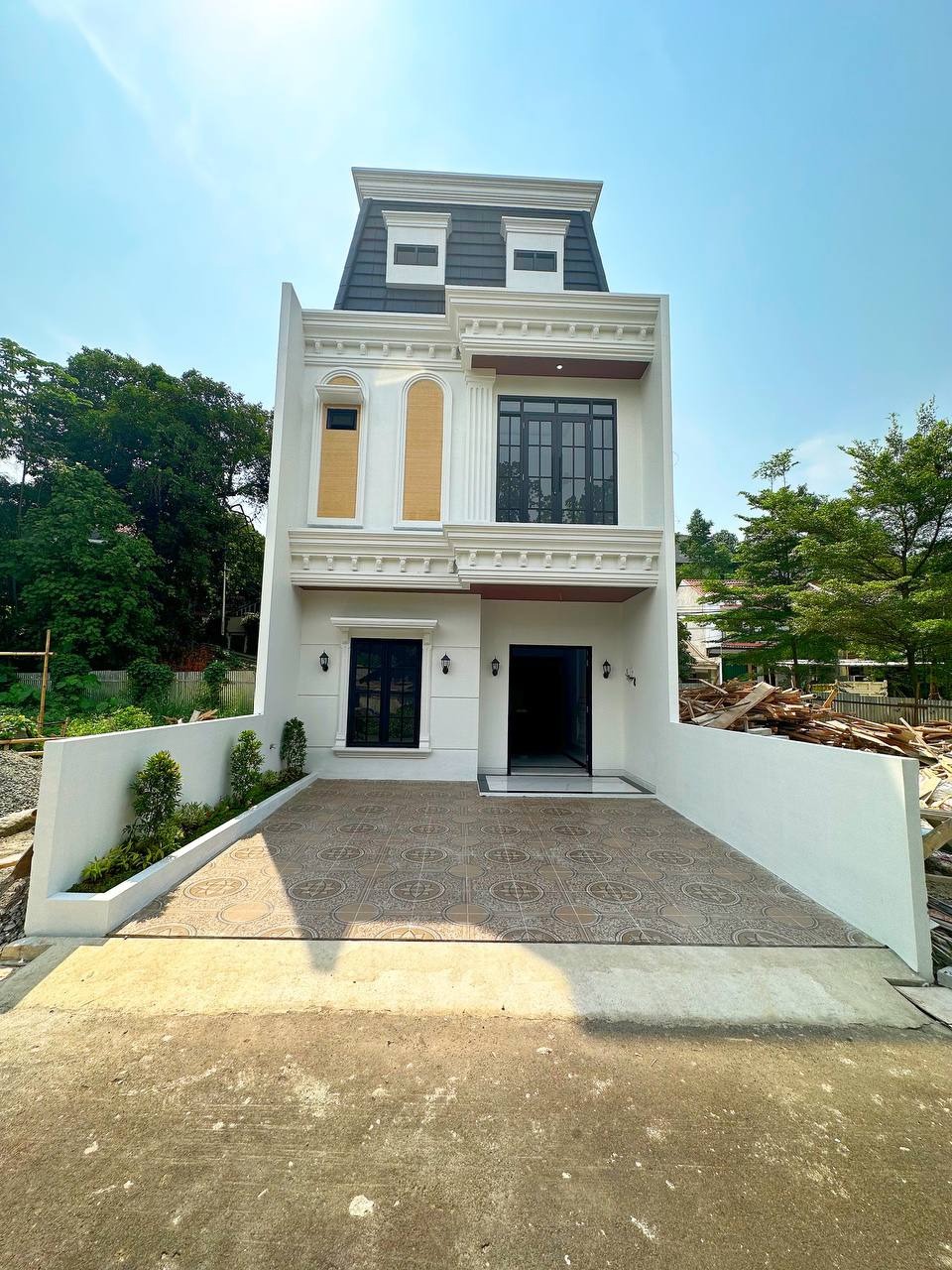 Rumah Baru 2 Lt plus Rooptop American Clasic Style di Srengseng sawah Jakarta Selatan