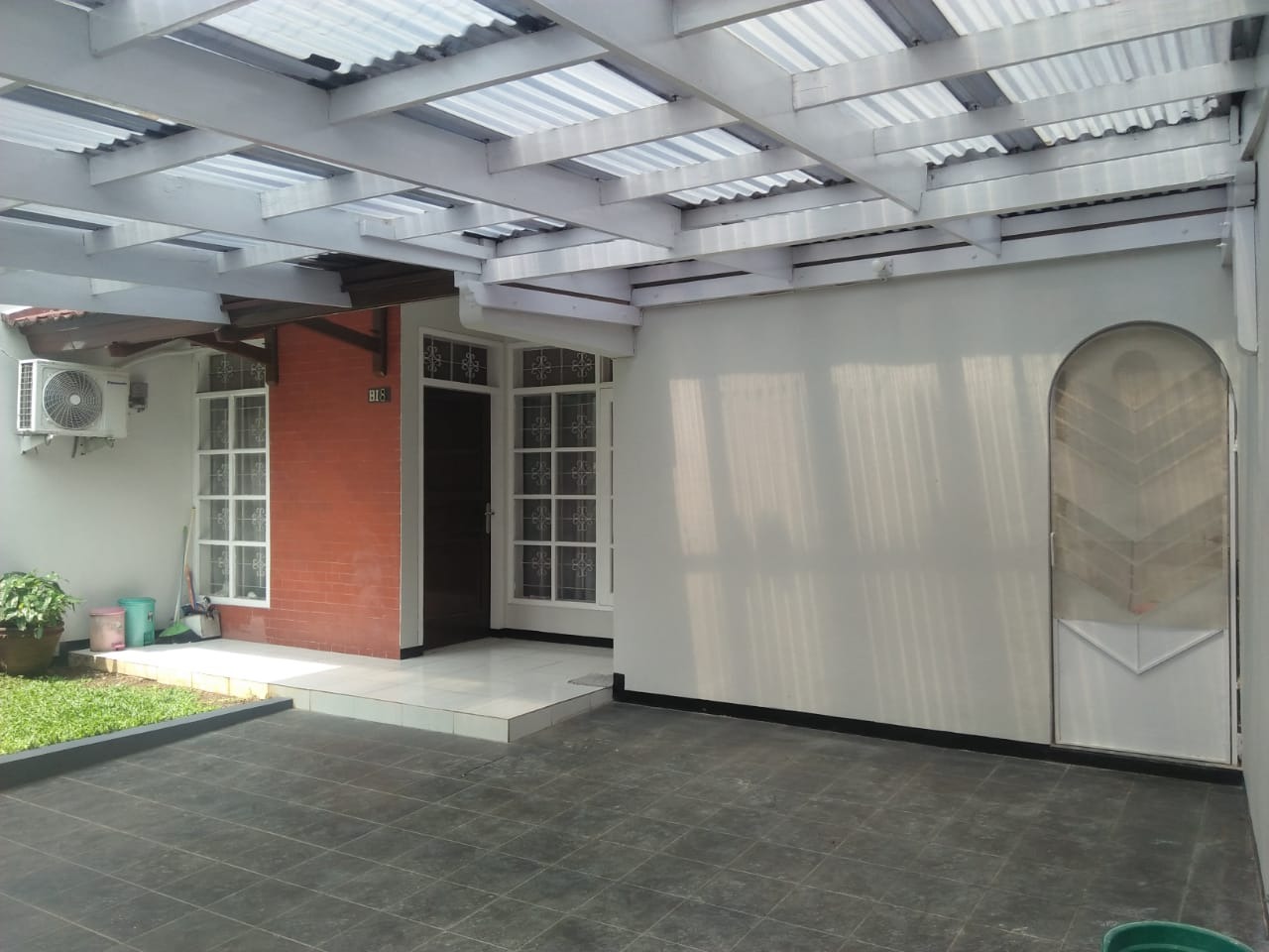 Disewakan Rumah di Lebak Bulus Bernuansa Putih Kondisi Siap Huni